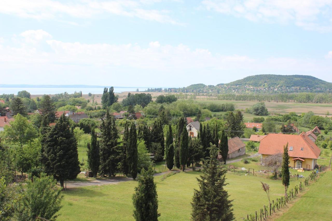 Villa Napsugar Vendeghaz Badacsonytördemic Exterior foto